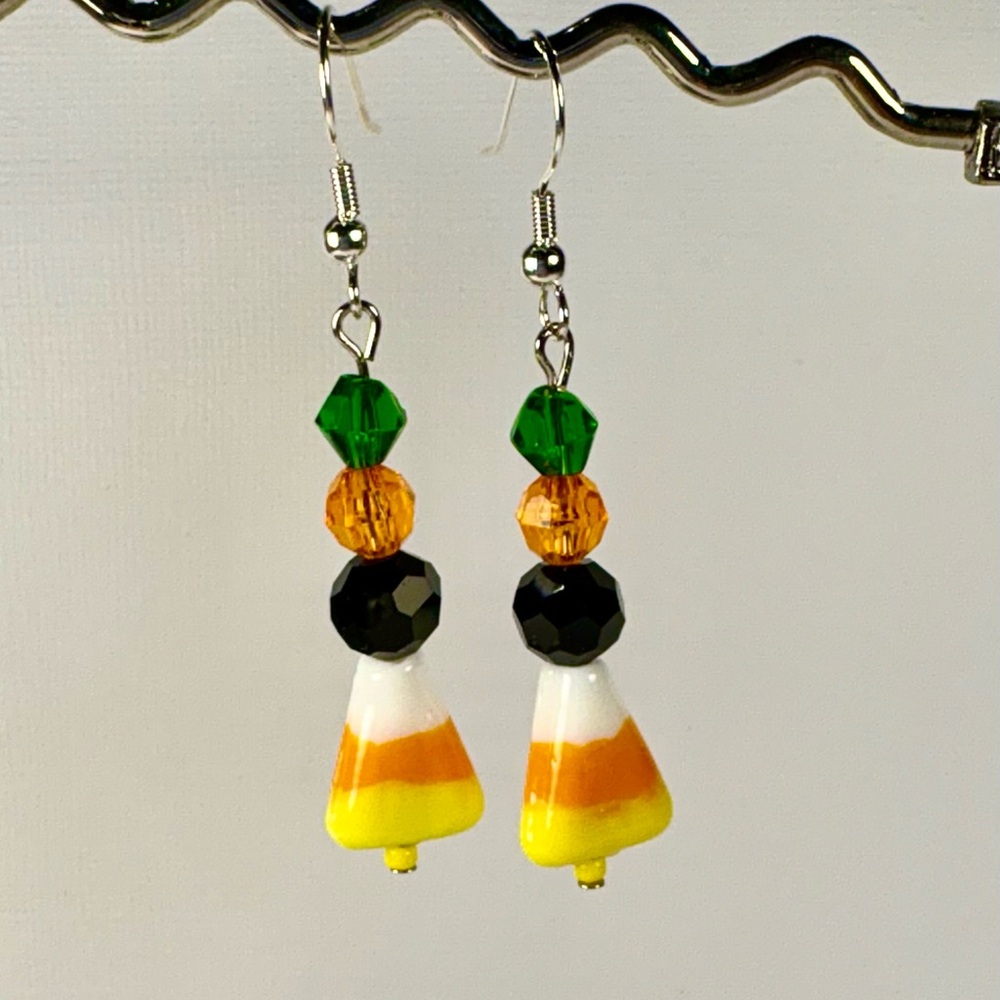 Earrings Pierced HALLOWEEN Handcrafted
Candy-Corn Beads Black Orange Green Beads